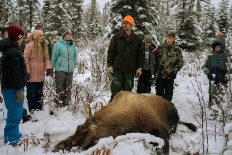 Alaska: Leraar neemt studenten mee op elandenjacht